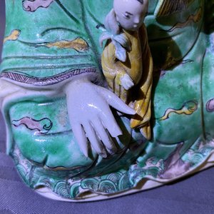 A Chinese verte biscuit group of Guanyin with child on a lotus throne, Kangxi — photo 18