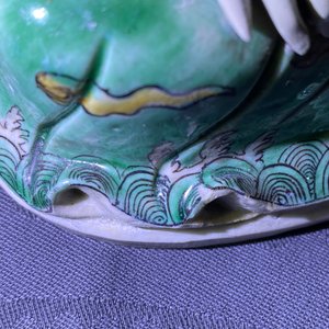 A Chinese verte biscuit group of Guanyin with child on a lotus throne, Kangxi — photo 21