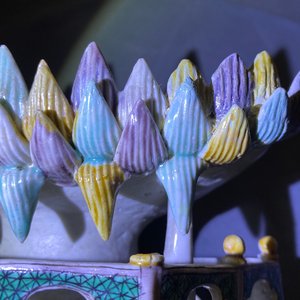 A Chinese verte biscuit group of Guanyin with child on a lotus throne, Kangxi — photo 25