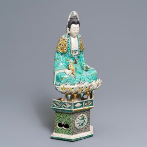 A Chinese verte biscuit group of Guanyin with child on a lotus throne, Kangxi — photo 7