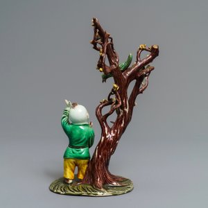 A Chinese verte biscuit group with a boy near a blossoming tree, Kangxi — 照片 2