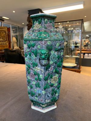 A Chinese verte biscuit hexagonal 'phoenix and flower scroll' vase, 19th C. — photo 2