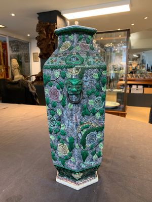 A Chinese verte biscuit hexagonal 'phoenix and flower scroll' vase, 19th C. — photo 4