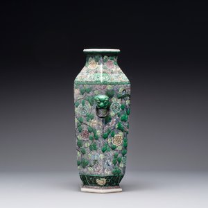 A Chinese verte biscuit hexagonal 'phoenix and flower scroll' vase, 19th C. — photo 2