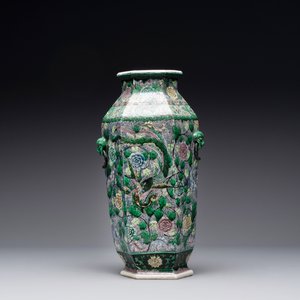 A Chinese verte biscuit hexagonal 'phoenix and flower scroll' vase, 19th C. — photo 3