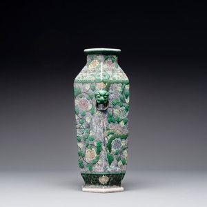 A Chinese verte biscuit hexagonal 'phoenix and flower scroll' vase, 19th C. — photo 4