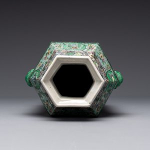A Chinese verte biscuit hexagonal 'phoenix and flower scroll' vase, 19th C. — photo 5