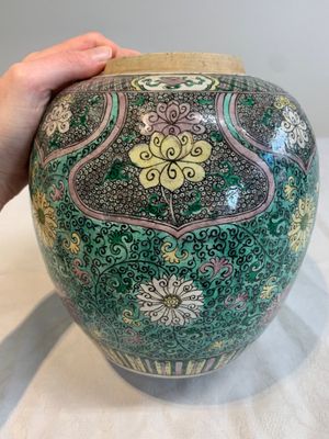 A Chinese verte biscuit 'lotus scroll' jar with wooden cover, Qing — 照片 12
