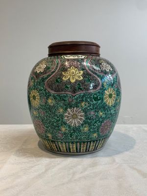 A Chinese verte biscuit 'lotus scroll' jar with wooden cover, Qing — 照片 3