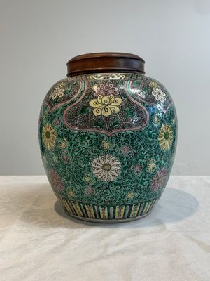 A Chinese verte biscuit 'lotus scroll' jar with wooden cover, Qing — 照片 4