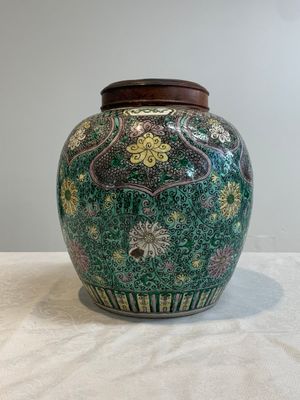 A Chinese verte biscuit 'lotus scroll' jar with wooden cover, Qing — 照片 5