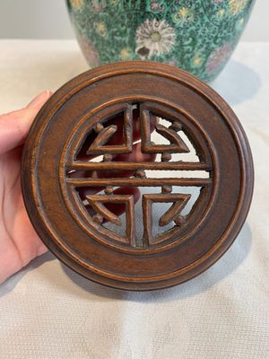 A Chinese verte biscuit 'lotus scroll' jar with wooden cover, Qing — 照片 6