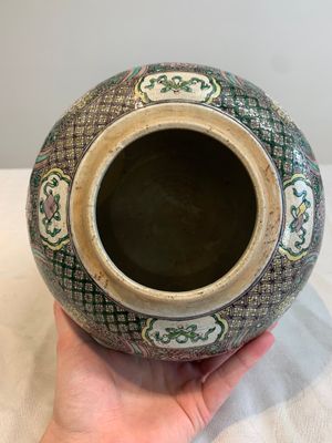 A Chinese verte biscuit 'lotus scroll' jar with wooden cover, Qing — 照片 8