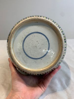 A Chinese verte biscuit 'lotus scroll' jar with wooden cover, Qing — 照片 9