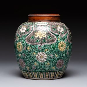A Chinese verte biscuit 'lotus scroll' jar with wooden cover, Qing — 照片 1