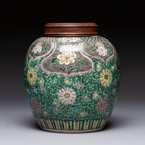 A Chinese verte biscuit 'lotus scroll' jar with wooden cover, Qing — 照片 2