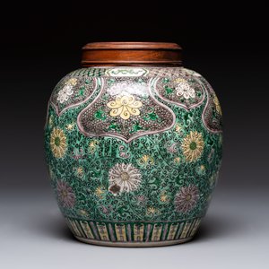 A Chinese verte biscuit 'lotus scroll' jar with wooden cover, Qing — 照片 3