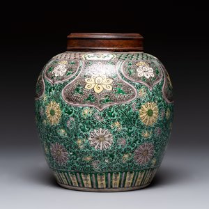 A Chinese verte biscuit 'lotus scroll' jar with wooden cover, Qing — 照片 4