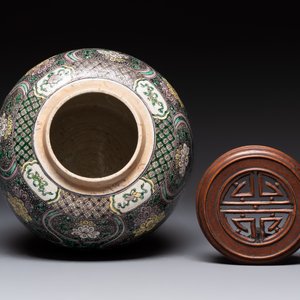A Chinese verte biscuit 'lotus scroll' jar with wooden cover, Qing — 照片 5