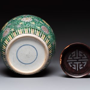 A Chinese verte biscuit 'lotus scroll' jar with wooden cover, Qing — 照片 6