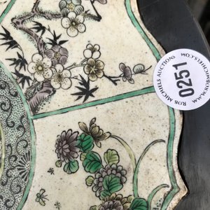 A Chinese verte biscuit lotus-shaped dragon plaque mounted in a wooden stand, Kangxi — photo 12