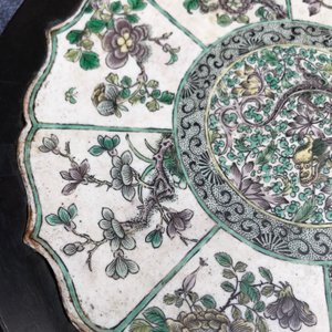 A Chinese verte biscuit lotus-shaped dragon plaque mounted in a wooden stand, Kangxi — photo 15