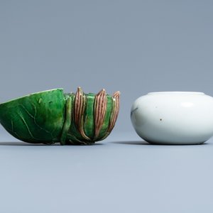 A Chinese verte biscuit 'lotus' water dropper and a blue, white and copper red brush washer, Kangxi and 19th C. — 照片 3