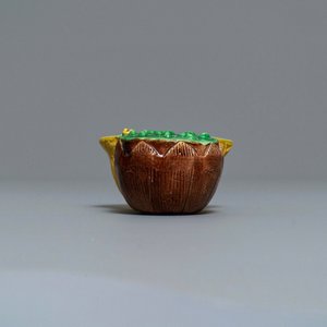 A Chinese verte biscuit 'lotus' water dropper, Kangxi — 照片 3