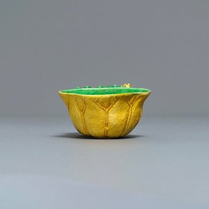 A Chinese verte biscuit 'lotus' water dropper, Kangxi — 照片 5