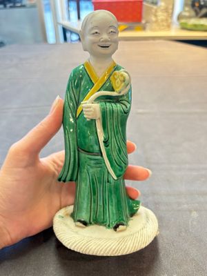 A Chinese verte biscuit Luohan holding a ruyi, Kangxi — 照片 1