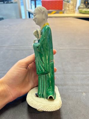 A Chinese verte biscuit Luohan holding a ruyi, Kangxi — 照片 2