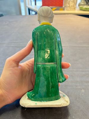 A Chinese verte biscuit Luohan holding a ruyi, Kangxi — 照片 3