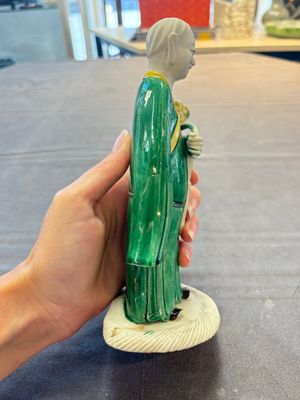 A Chinese verte biscuit Luohan holding a ruyi, Kangxi — 照片 4