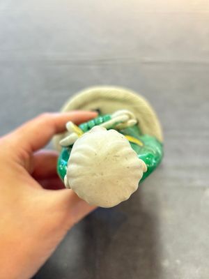A Chinese verte biscuit Luohan holding a ruyi, Kangxi — 照片 5