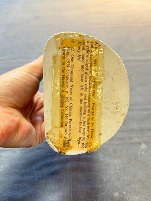 A Chinese verte biscuit Luohan holding a ruyi, Kangxi — 照片 7