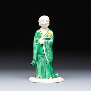 A Chinese verte biscuit Luohan holding a ruyi, Kangxi — 照片 1