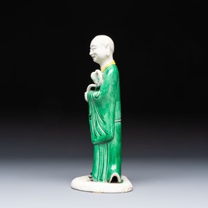 A Chinese verte biscuit Luohan holding a ruyi, Kangxi — 照片 2