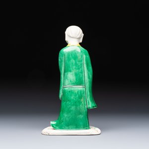 A Chinese verte biscuit Luohan holding a ruyi, Kangxi — 照片 3