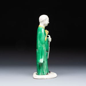 A Chinese verte biscuit Luohan holding a ruyi, Kangxi — 照片 4