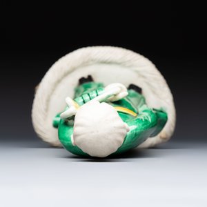 A Chinese verte biscuit Luohan holding a ruyi, Kangxi — 照片 5