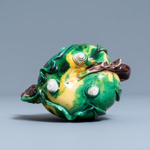 A Chinese verte biscuit peach-shaped 'cadogan' teapot, Kangxi — 照片 7