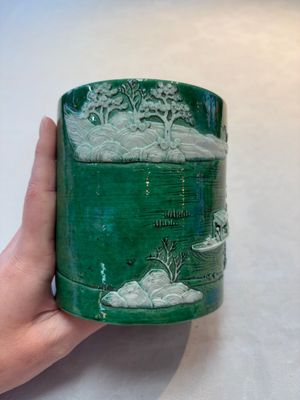 A Chinese verte biscuit 'riverscape' brush pot, artemisia leaf mark, 19th C. — photo 1