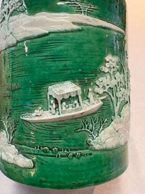 A Chinese verte biscuit 'riverscape' brush pot, artemisia leaf mark, 19th C. — photo 11