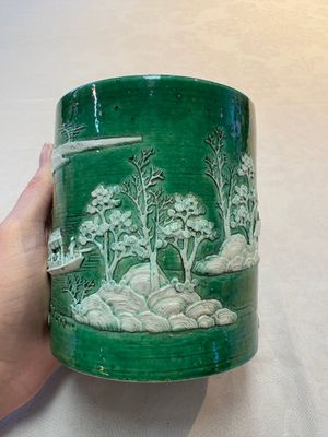 A Chinese verte biscuit 'riverscape' brush pot, artemisia leaf mark, 19th C. — photo 3