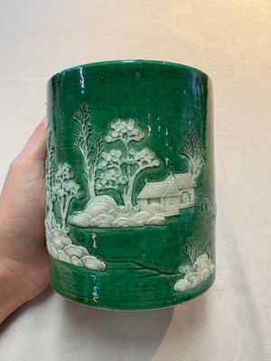 A Chinese verte biscuit 'riverscape' brush pot, artemisia leaf mark, 19th C. — photo 4