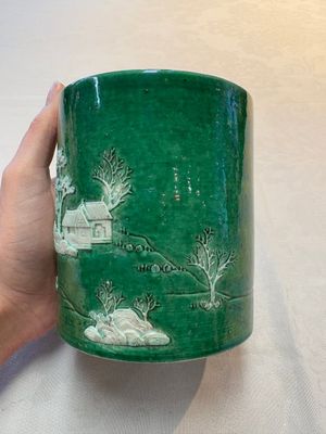 A Chinese verte biscuit 'riverscape' brush pot, artemisia leaf mark, 19th C. — photo 5