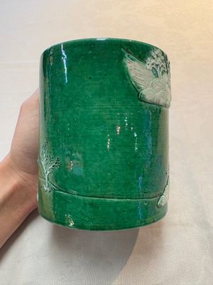 A Chinese verte biscuit 'riverscape' brush pot, artemisia leaf mark, 19th C. — photo 6