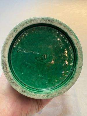A Chinese verte biscuit 'riverscape' brush pot, artemisia leaf mark, 19th C. — photo 8