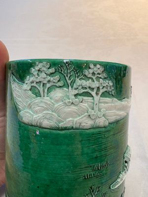 A Chinese verte biscuit 'riverscape' brush pot, artemisia leaf mark, 19th C. — photo 9