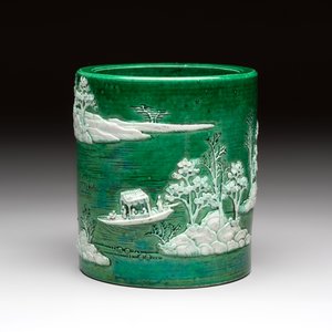 A Chinese verte biscuit 'riverscape' brush pot, artemisia leaf mark, 19th C. — photo 2